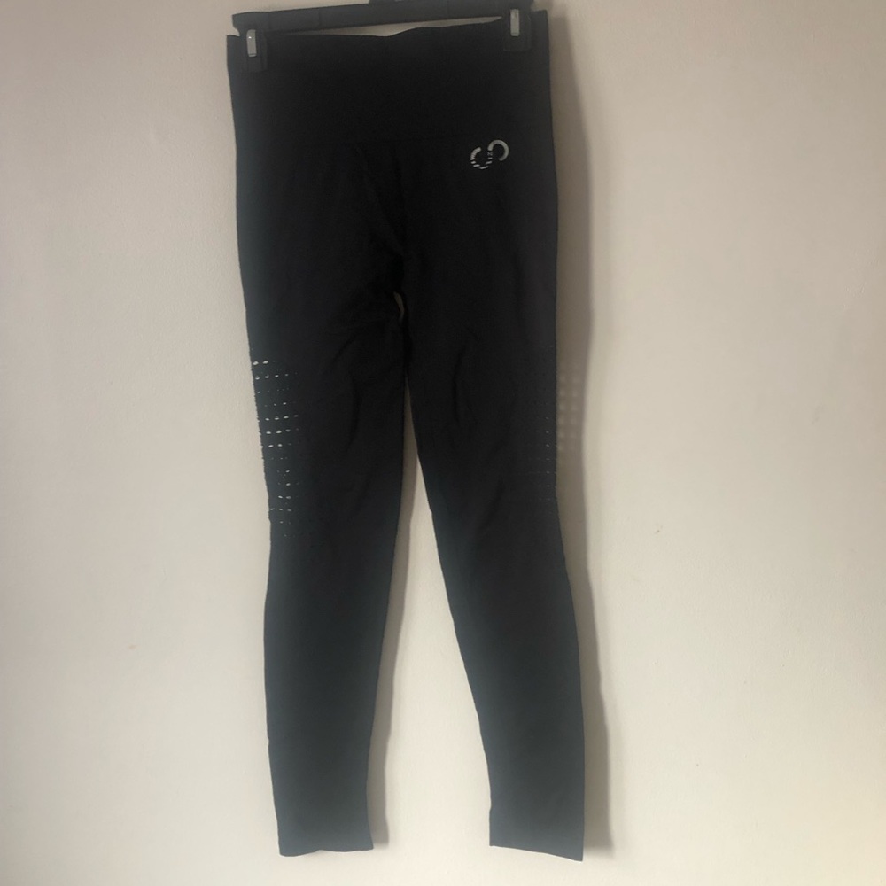 ❤️Black Perforated High Waisted High Rise Leggings Size M